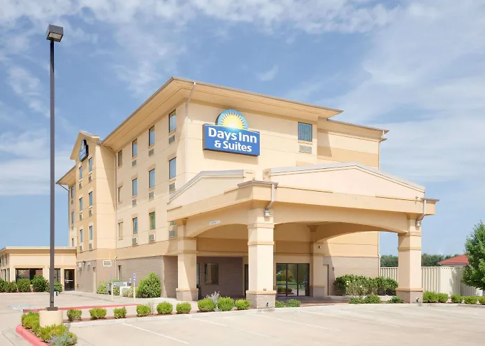 Days Inn & Suites By Wyndham Russellville